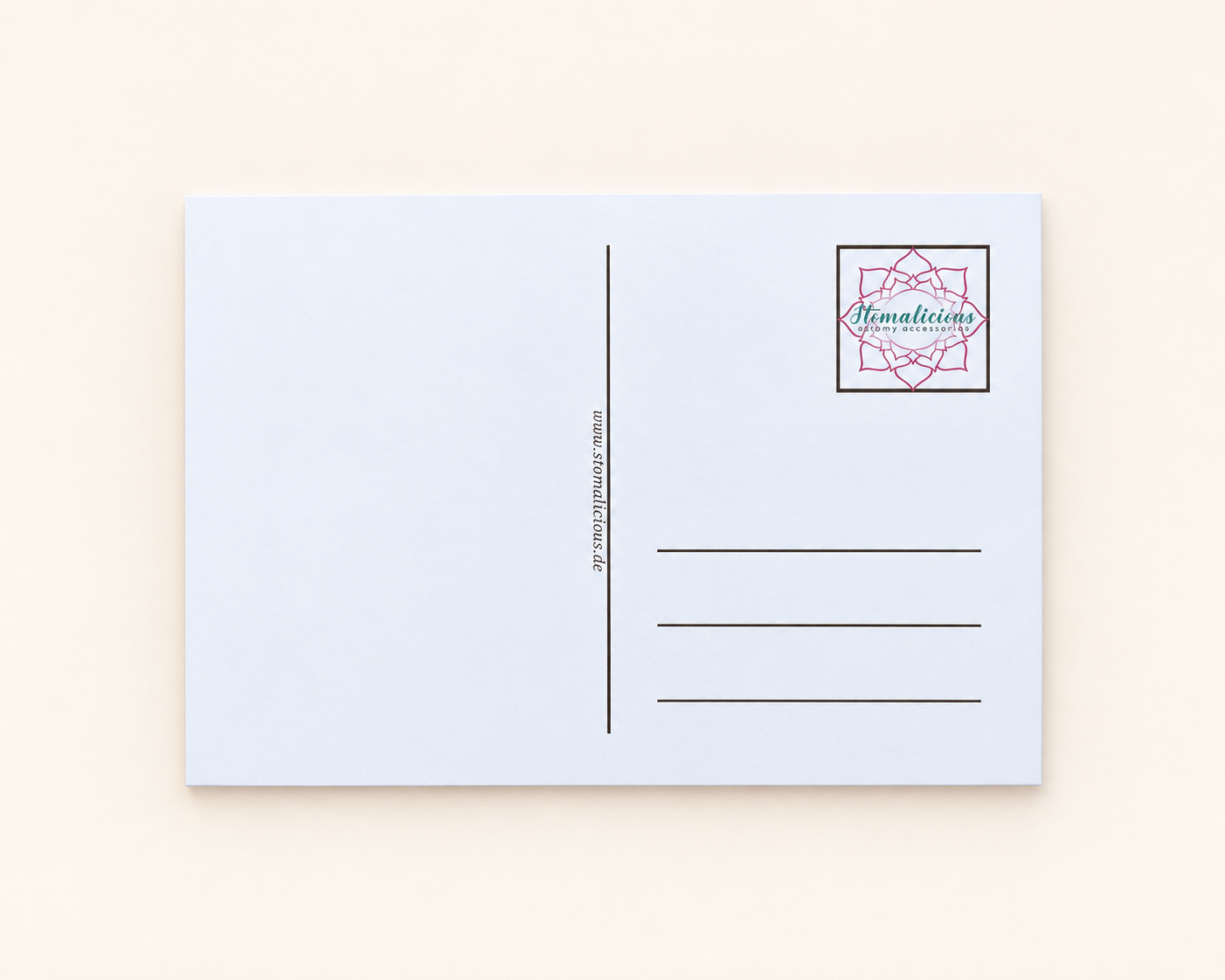 Rückseite der Postkarte "Ostomy Proud" mit Adressfeld und Stomalicious-Logo