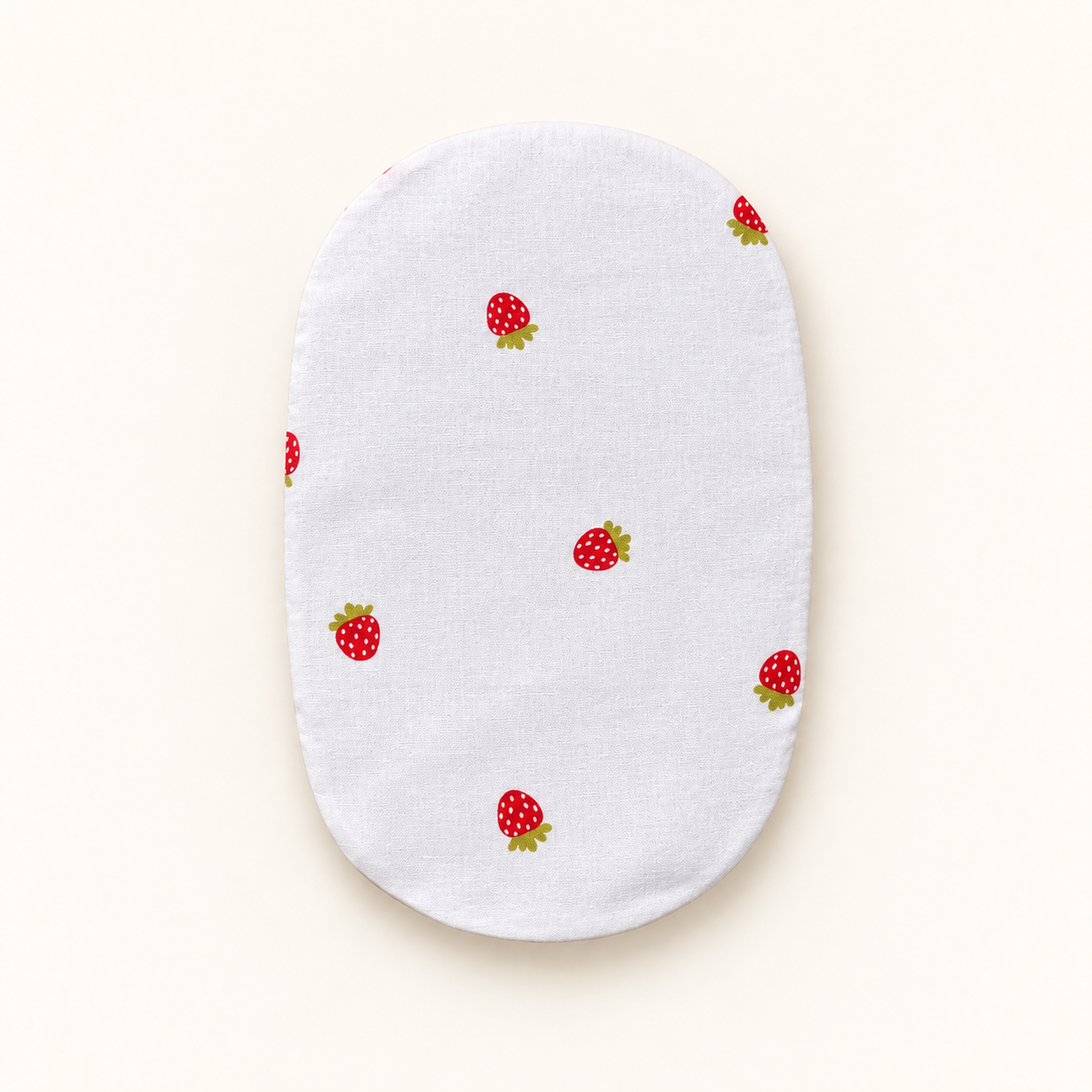 Stoma Cover in Weiß mit zarten Erdbeeren