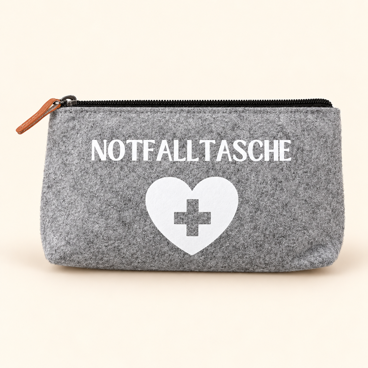 Tasche in hellem Grauton mit der Aufschrift Notfalltasche